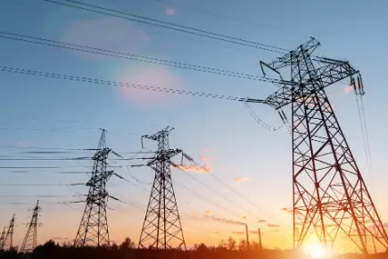 Poteaux électriques devant un coucher de soleil.